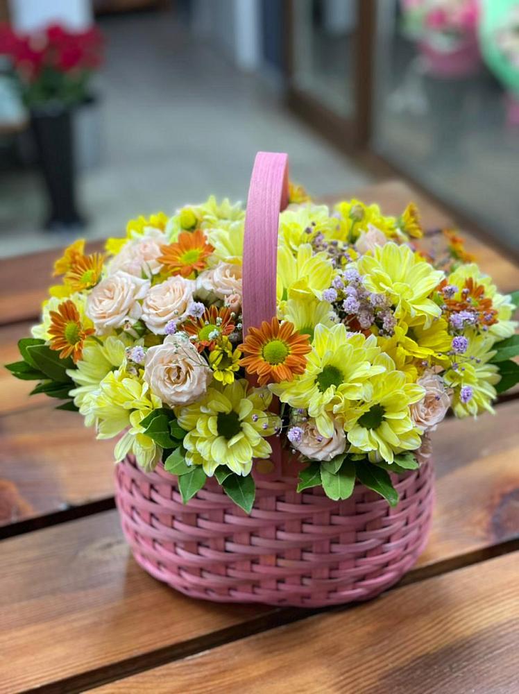 Цветочная композиция из Хризантемы и Розы в корзине в Верее
