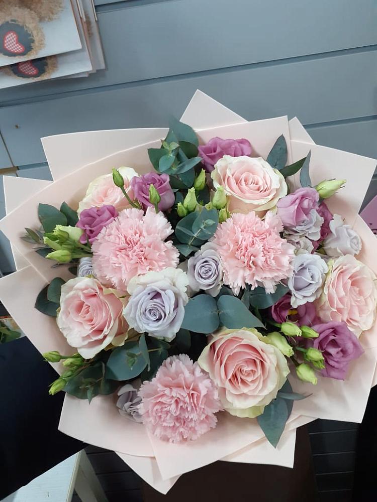 Букет цветов из: Розы, Гвоздики и Лизиантусы в Верее