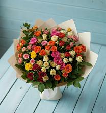 Букет Микс из разноцветных кустовых роз в Верее